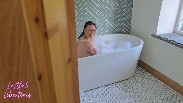 Lustful Libertines: मेरी सौतेली मम्मी ने मुझे झांकते हुए पकड़ने के बाद मुझ पर दया की