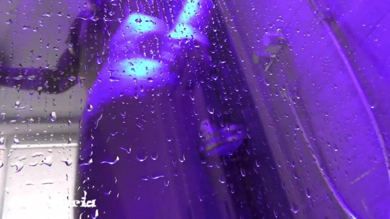 Hotvaleria: Piss and shower games