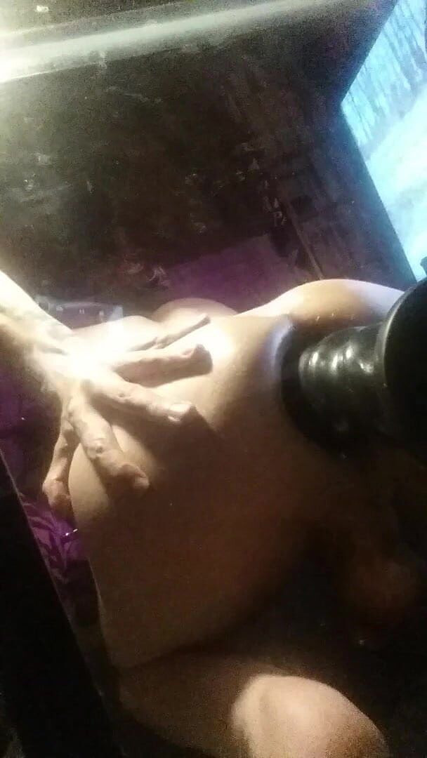 Tiffany Ciskiss: Obrovské anální dildo v Sissy Zadku