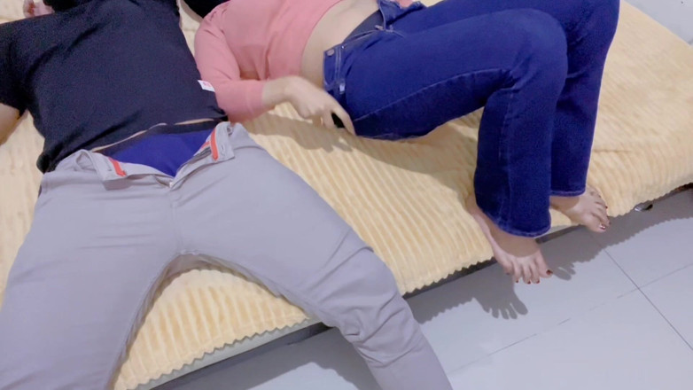 Bintang hyper: Coming Home From Work with a Friend