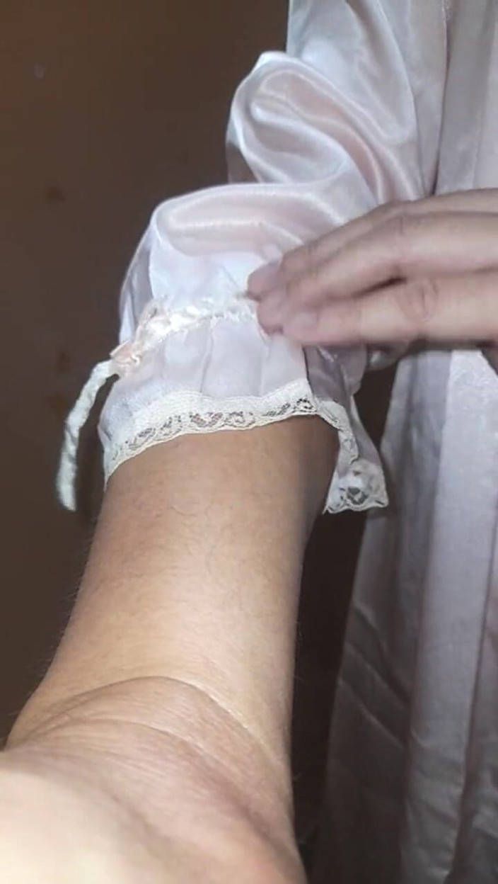 Naomisinka: फिटिंग रूम में साटन अधोवस्त्र पहनी महिला का हस्तमैथुन वीर्य