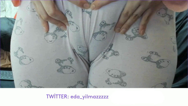 bigass_sexy_bigboobs: Cameltoe - gezwollen poesje - poesje wrijven met pyjama
