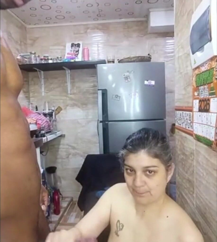 AnnyAndyelli: Un bărbat latino cu penis mare fute o fată albă...