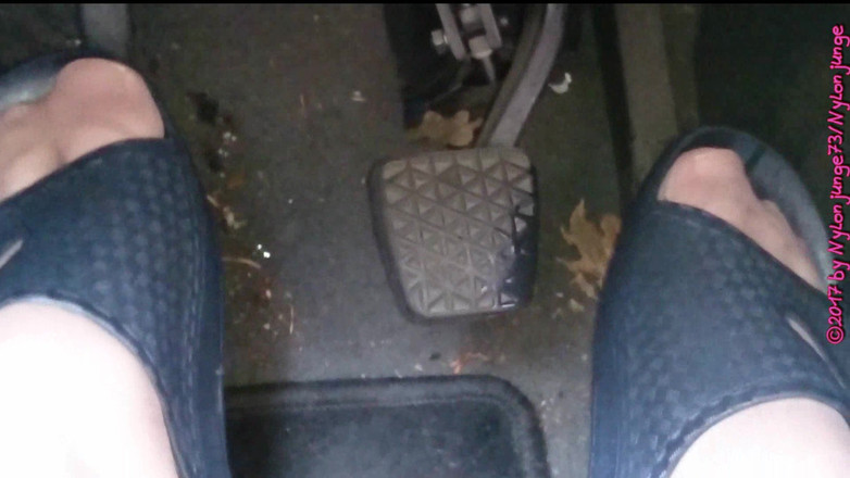 Carmen_Nylonjunge: 나일론 발을 가진 슬리퍼를 신고 페달 펌핑