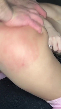 Perempuan jalang Jerman dikongkek keras dan mengambil pancutan mani di muka yang besar