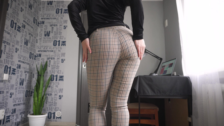 Teasecombo 4K: Kantoormedewerker pronkt met kont in een superstrakke broek