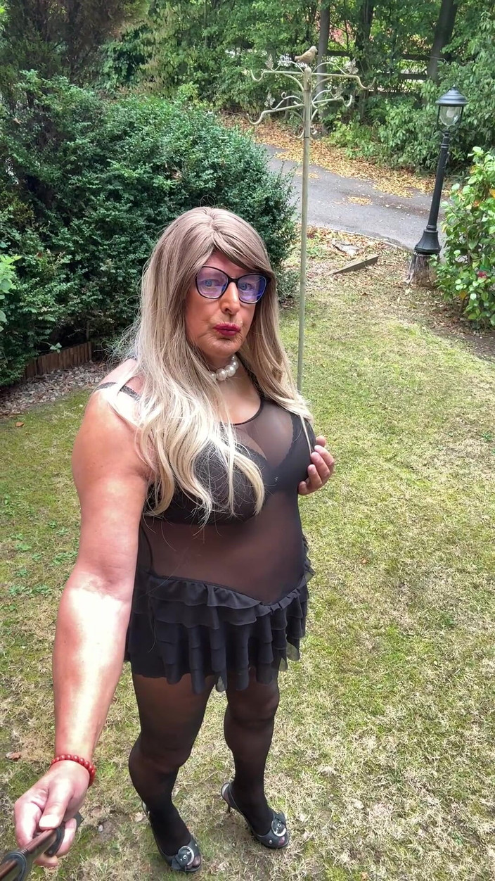 Kellycd2022: Crossdresser seksi Kellycd2022 dalam pantyhose lancar hitam dan tumit