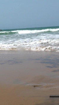 Досвідчена блондинка, яка дає їй дупу в пісок