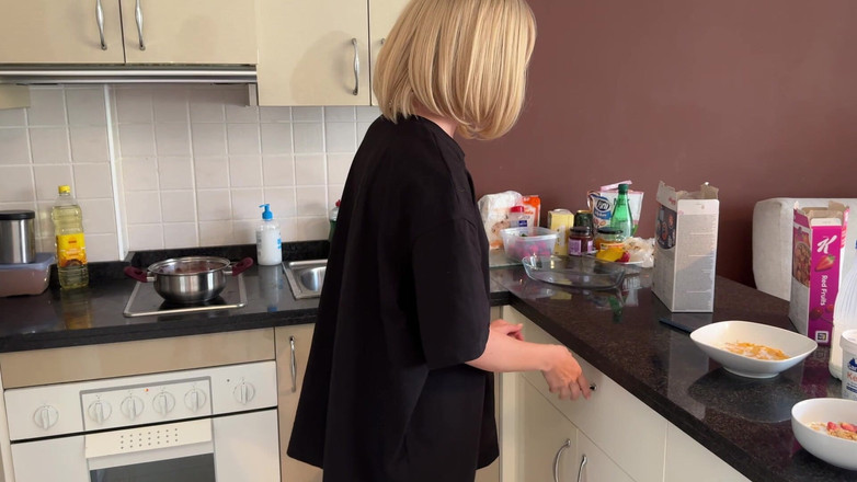 Wiss Chris: 義理の妹はミルクを欲しがり、精子を手に入れました