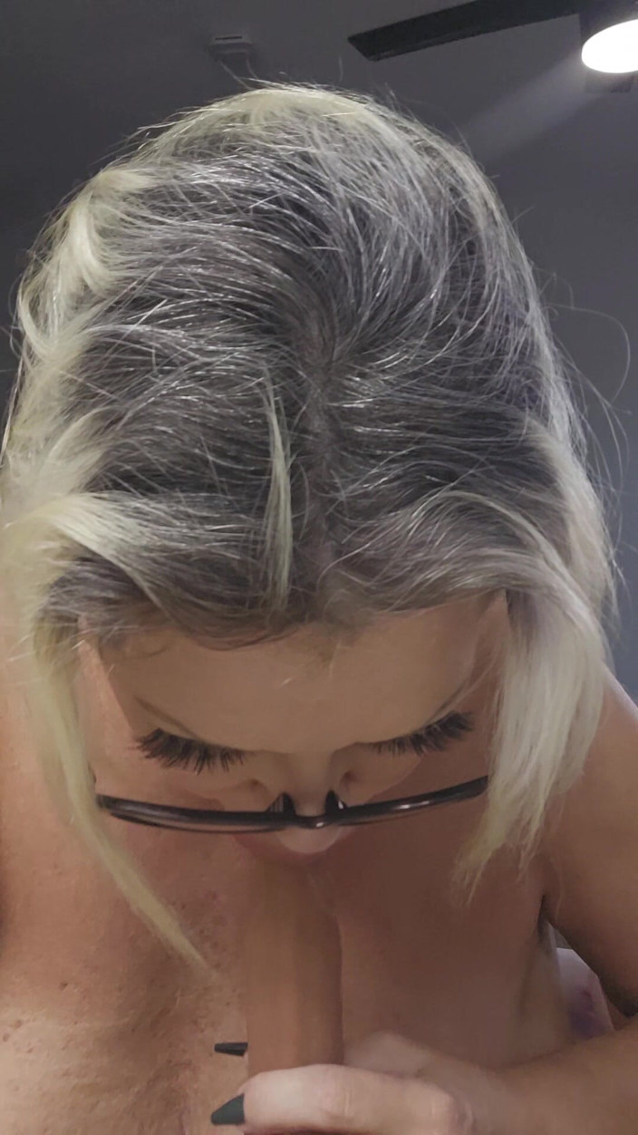Claudia Marie: BUNICĂ SEXY și vorbește