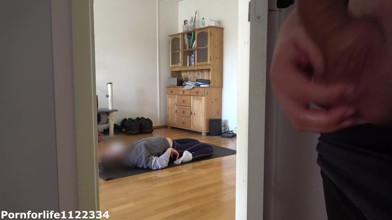 Pornforlife1122334: Adoro guardare come la mia sorellastra sta facendo yoga e...