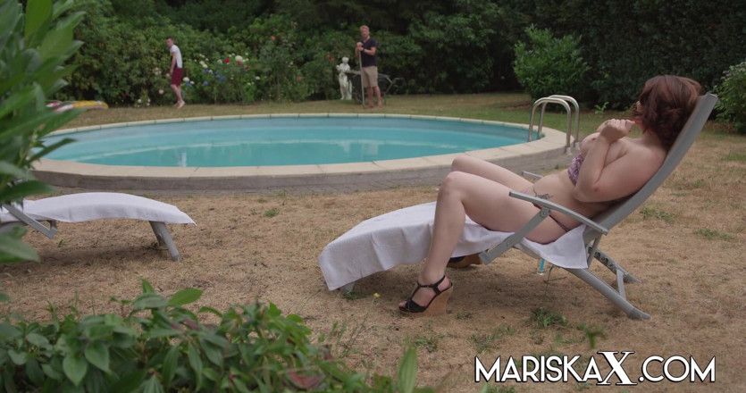 Mariska x: Trio en plein air pour une MILF à gros nichons