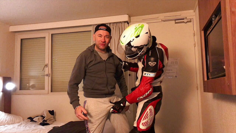 HUMLIATION AND SPANKING PORN: 在酒店与恋物癖衣服骑自行车的人的羞辱