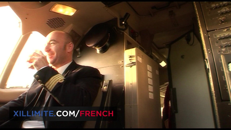 French girls at work: 거유 스튜어디스는 2편의 비행 중 조종사를 잘 돌봐