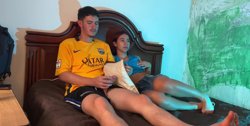 bitchsultry: 이복 여동생과 TV를 보고 내 자지를 빨게 만들어