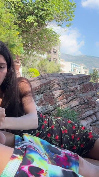 Esibizione cazzo in spiaggia - la ragazza ha visto il mio cazzo e mi ha aiutato a venire