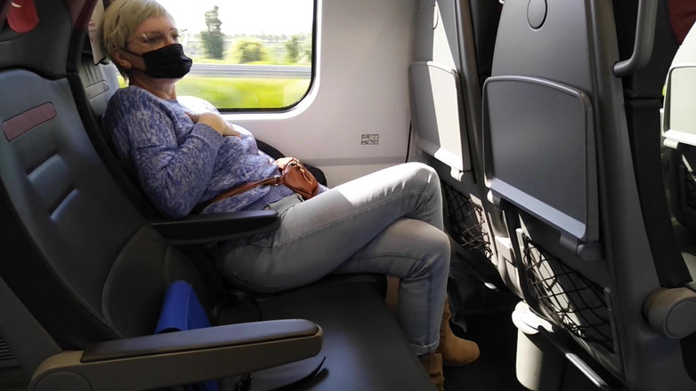 Mature_cunt: Orgasmo con le gambe incrociate in pubblico in treno