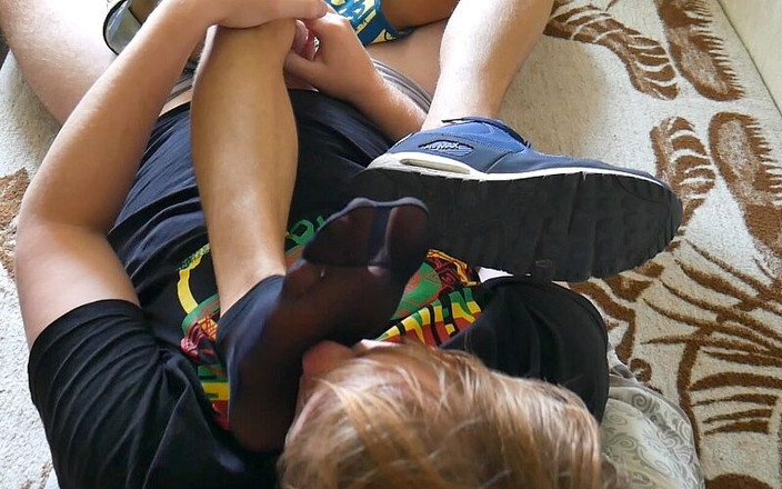 Ethan Alex: Jeu de pieds avec des chaussettes en nylon minces, noires...