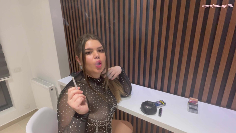 Your fantasy studio: Schüchternes mädchen raucht vor dir