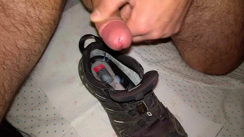 Cicci77: Fetish Masturbation with Cumshot in a Stinky Shoe!