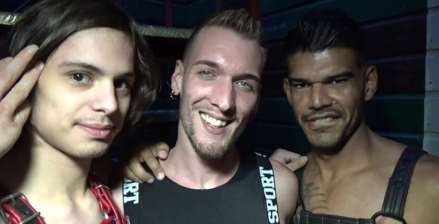 Crunch French bareback porn: Amsterdam'daki seyir webinde büyük orgia! Porno yıldızı müşterilerle sikişiyor