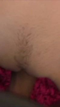 Perempuan jalang amatur dipukul dan dildo dalam pantatnya