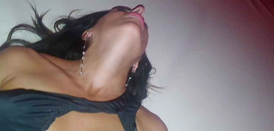 Ferrero anal experience: Đút nắm tay cực mạnh vào vợ tôi trong câu...