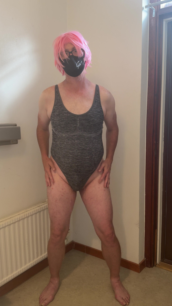 Julia Trans: Si sundal dalam rambut merah jambu melancap dan memancut mani...