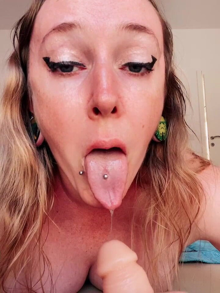 Kisicaxx: Pussy Play and Deepthroat