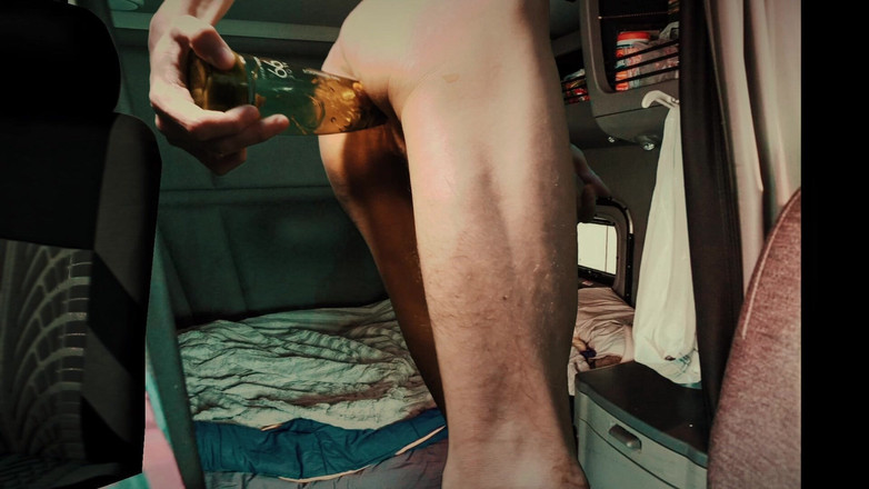 HotDogs studio: Casey Donovan a hračky v díře