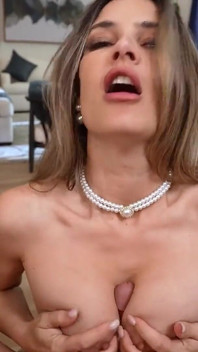 La oficial de marina de guerra madrastra Krystal Sparks castiga a su hijastro perezoso con un golpe silencioso