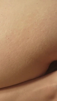 작은 의붓여동생을 사탕처럼 빨아서 굴욕을 당하고 그를 문지르는 거유 의붓여동생