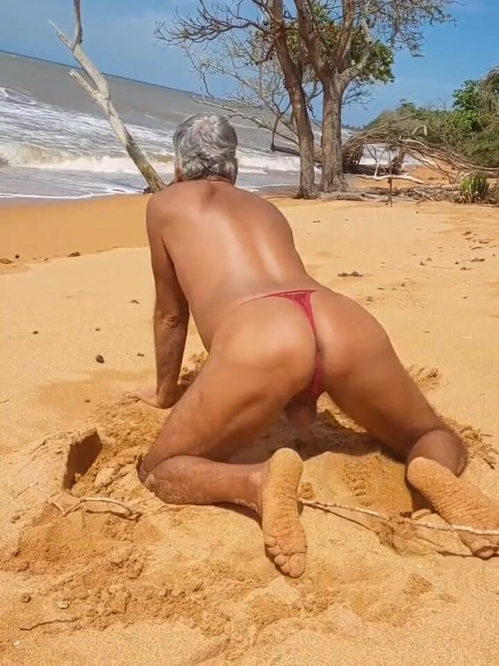 Ladysilvas: Ladysilva pamer pantat bahenolnya di pantai sambil pakai celana dalam...