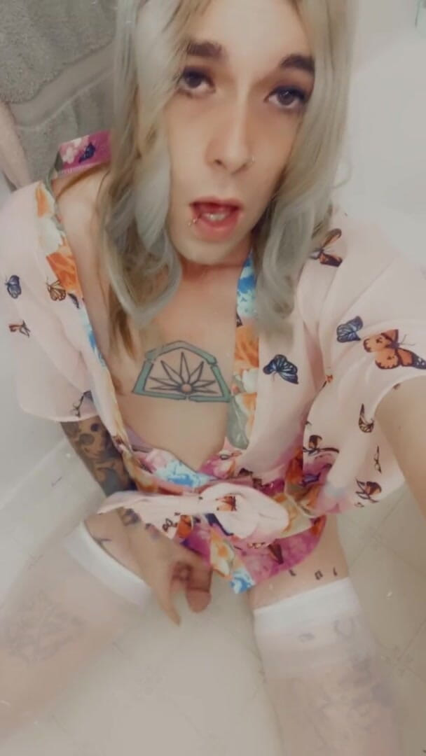 CarmenMelatonin: Kimono kiss hatun yarak istiyor