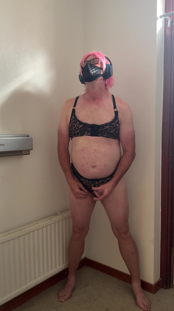 Julia Trans: Con điếm mặc áo hồng chơi đùa và thủ dâm cho đến khi xuất...