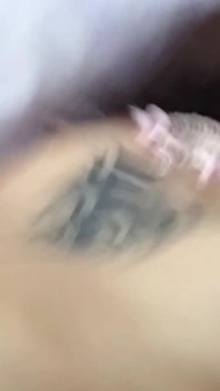 娇小的天真自慰导致脸上大量射精