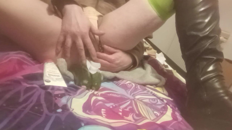 JujuTV: Bitchboyass Macht Es Sich Diesmal Mit Einer Zucchini