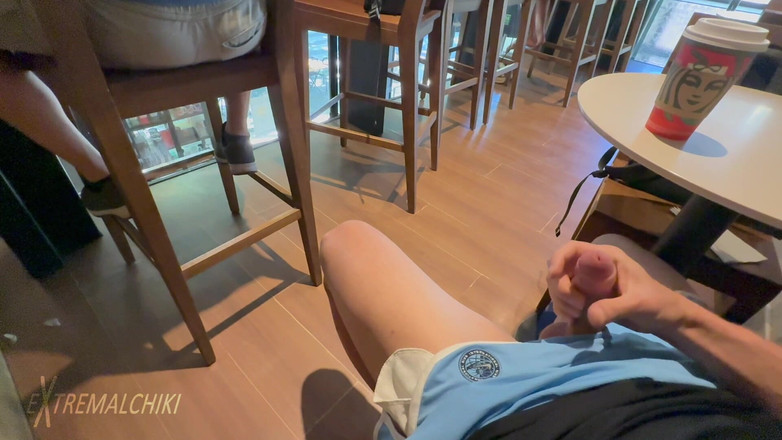 Extremalchiki: Starbucks public cafe masturbazione e sborrata