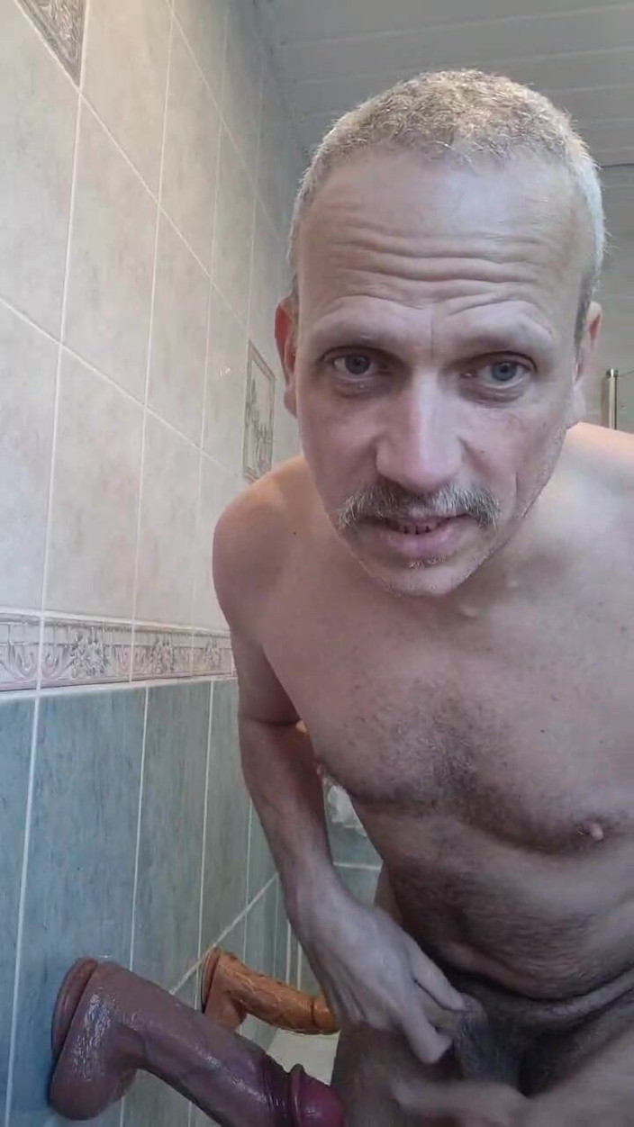 Gordon Uncut: Exhibiționistul public se fute cu trei vibratoare mari în direct pe...