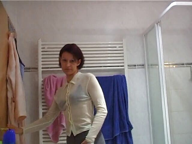 Lucky Cooch: Awek berambut merah dengan tubuh seksi sedang mandi