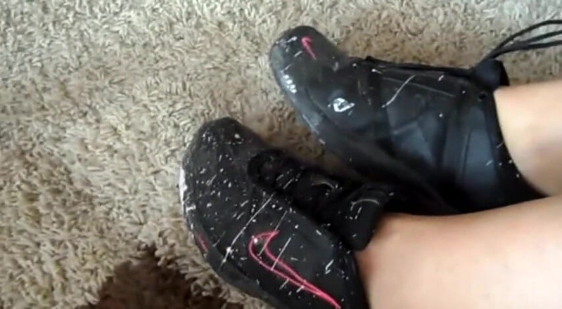 Foot Girls: สาวผมทองโชว์รองเท้าของเธอ