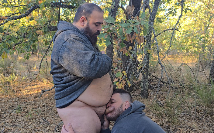 Osoychaser: Beruang Gemuk Makan Ayam Di Hutan