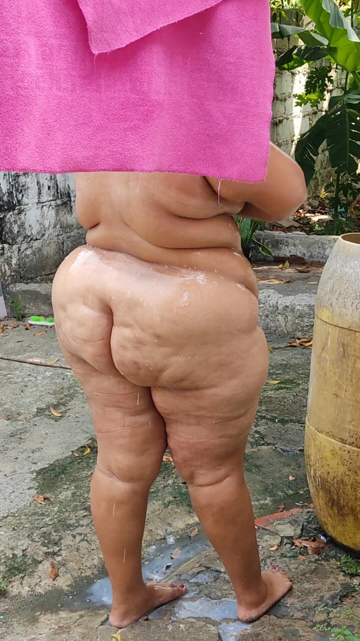 Gordita Culo Rico: Mein stiefsohn spioniert mich aus, während ich im Hof badee.