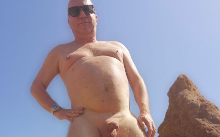 Robert Ellis nude page: Robert nude on beach