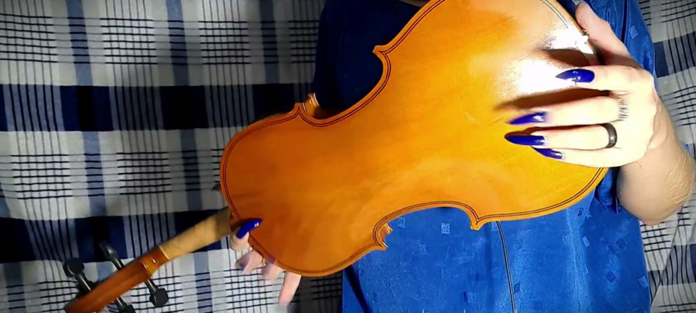 Goddess Li: Blue Nails dengan seorang Violin