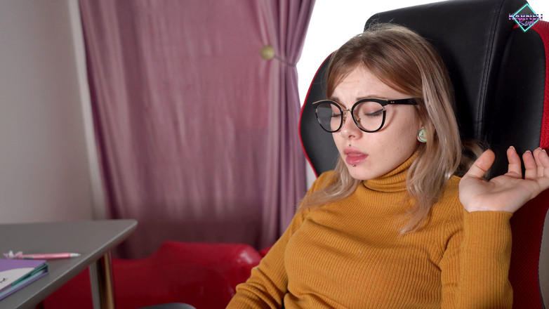 Karneli Bandi: Studentka sní o velkém čůrákovi v těsné kundičce místo domácích úkolů. Karneli...