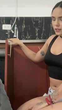 Ev Hanımı Kocasını Tesisatçı ile Aldatıyor - İngilizce Porno