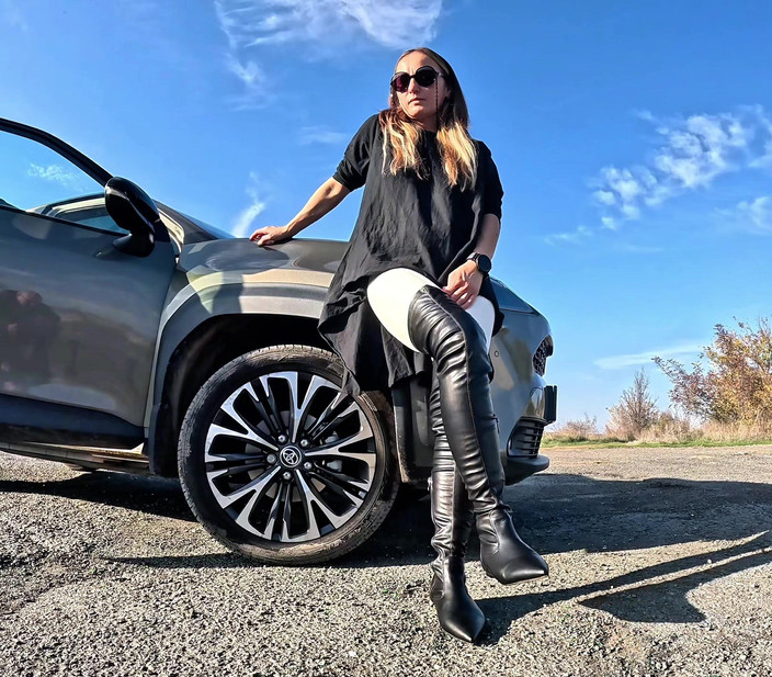 Mistressyammyboots: Mina stövlar - hans plats är i dammet under dem