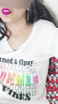 Üvey kız kardeş Priya Hintçe seste porno ve dildoyla yalnızken üvey erkek kardeş de katıldı