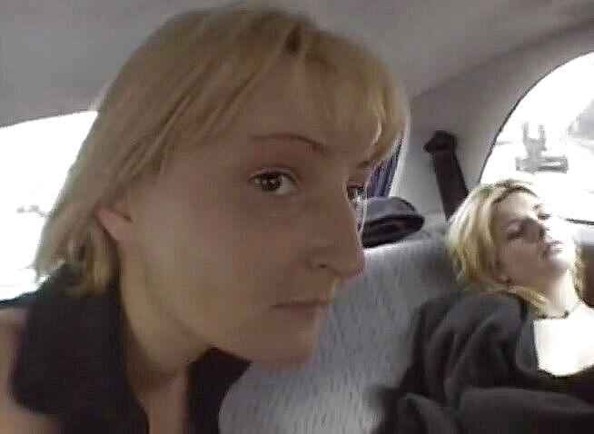 Hard Lesbians: Ragazze lesbiche francesi che si divertono in macchina